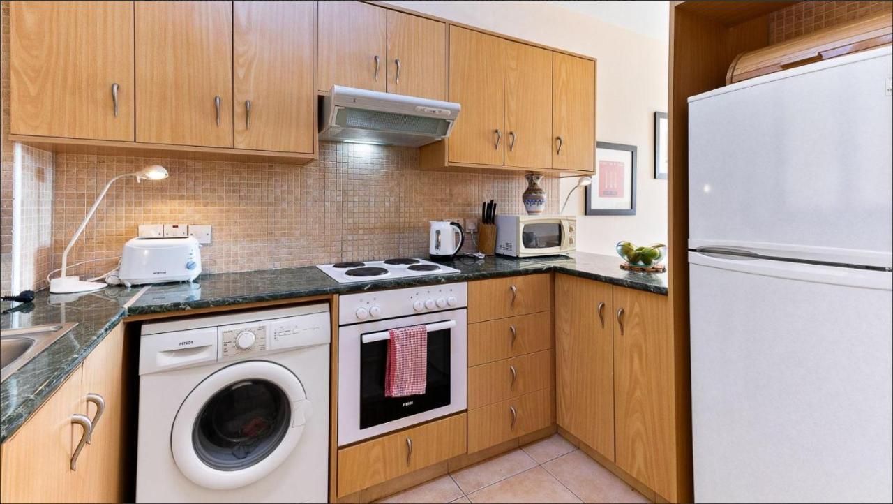 Spacious Contemporary Apartment بيسوري المظهر الخارجي الصورة