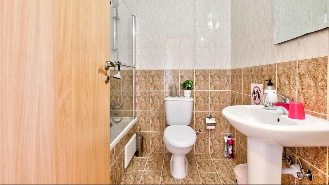 Spacious Contemporary Apartment بيسوري المظهر الخارجي الصورة