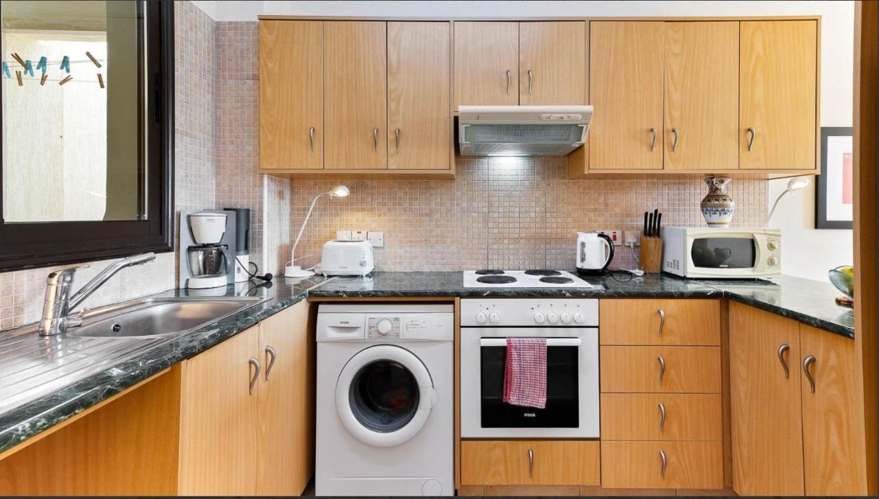 Spacious Contemporary Apartment بيسوري المظهر الخارجي الصورة